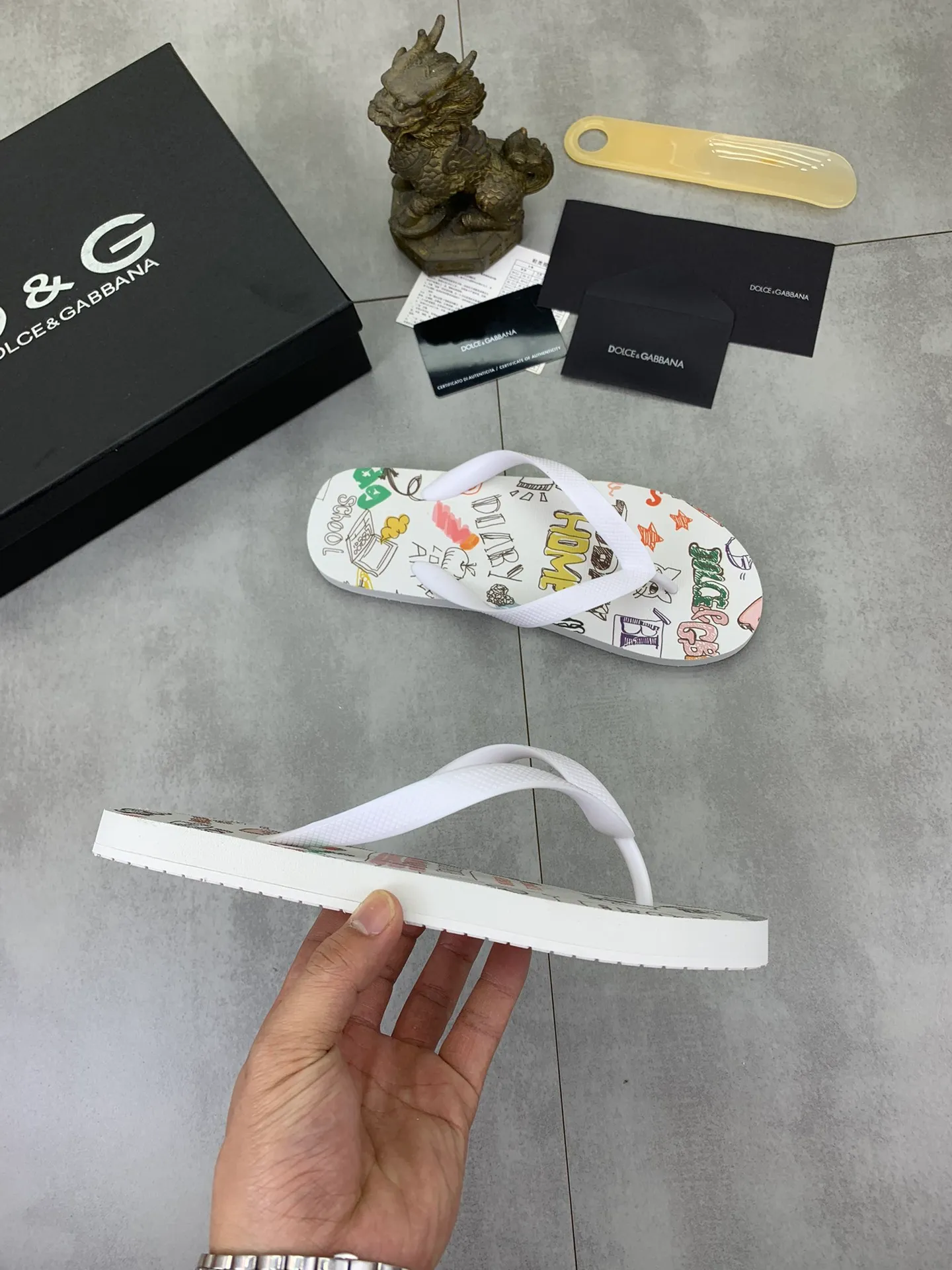 Men's Men's Shoes💰P220💰[New Style]🆘[DG]Official Website Couple🧑‍🤝‍🧑Hot-selling Dolce & Gabbana Men's Flip-Flops are on sale at the counter simultaneously! Original fabric imported from Italy. Original bottom provided by the original factory. Size: Adult 36-45. Children’s size: 30-37. Multiple colors available.